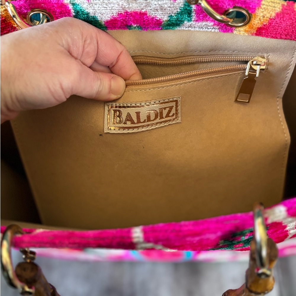 Silk velvet Ikat Tote with bamboo handles - Picture 7 of 7